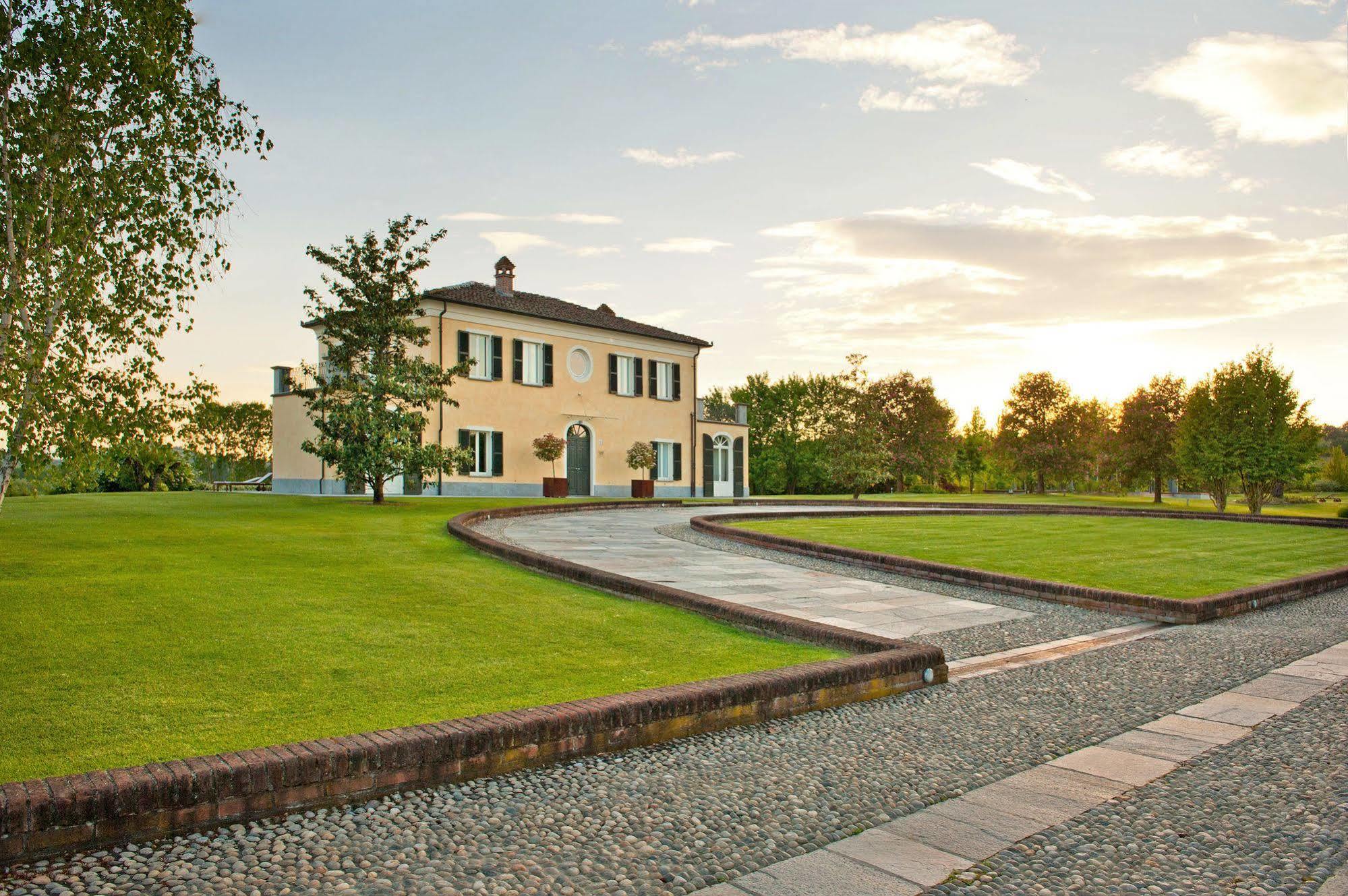 Relais 23 Hotel & Ristorante Castelnuovo Belbo Exterior photo